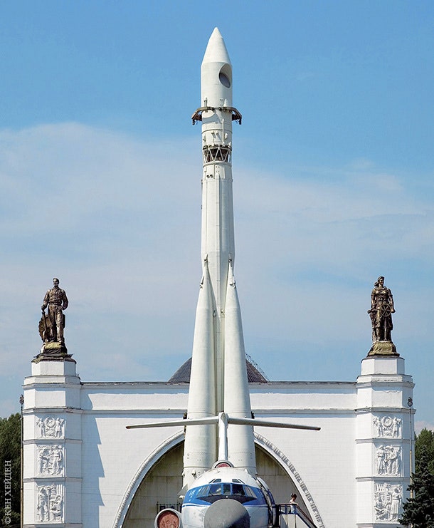 Ракетаноситель “Восток” перед фасадом павильона “Космос” фото 2005 года.