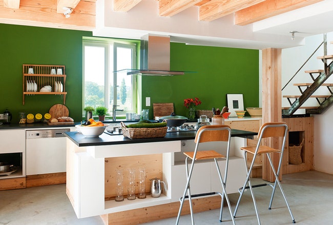 Как оформить кухню дерево и белые фасады цветная мебель геометрические узоры | Admagazine