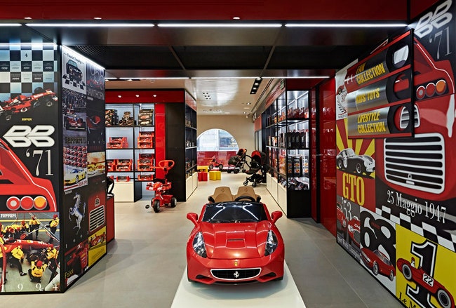 Флагманский бутик Ferrari в Милане