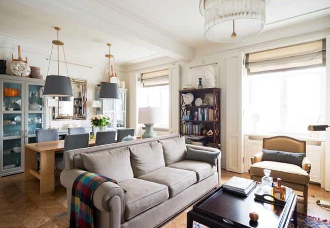 Зонирование гостиной выполнено при помощи дивана а также декоративного потолочного элемента маскирующего швеллер....
