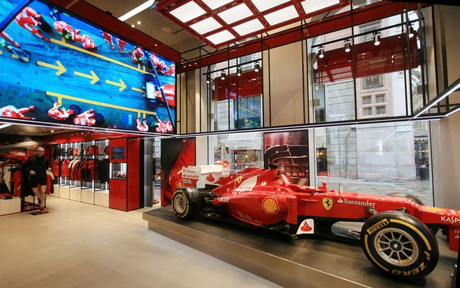 Флагманский бутик Ferrari в Милане