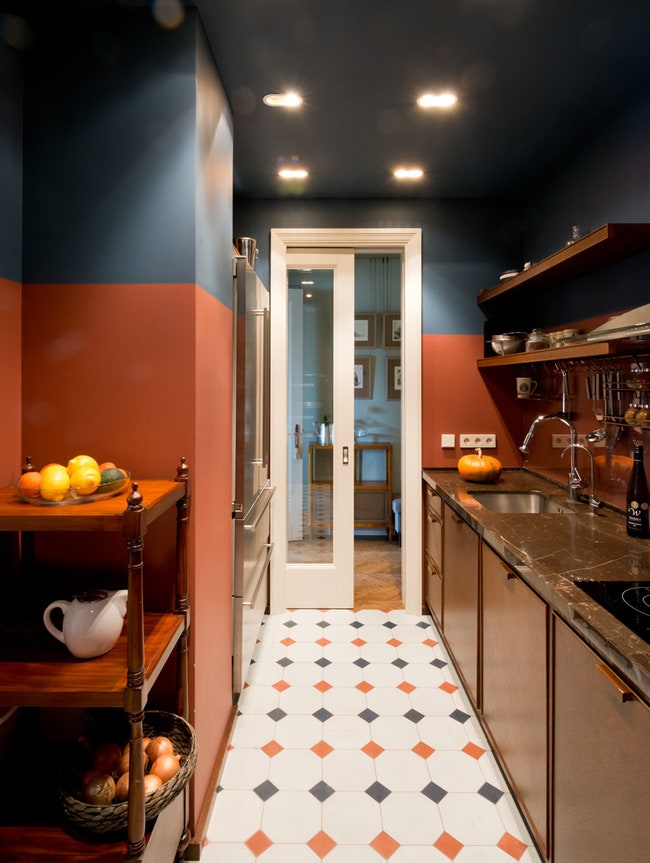 Кухня имеет два выхода и соответственно две раздвижные двери ведущие в прихожую и гостиную. Стеклянные вставки в дверях...