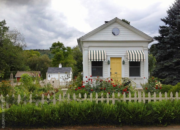Маленький коттедж в Catskill Mountains в штате НьюЙорк дизайнеры назвали Madcap Cottage так же как собственную компанию.