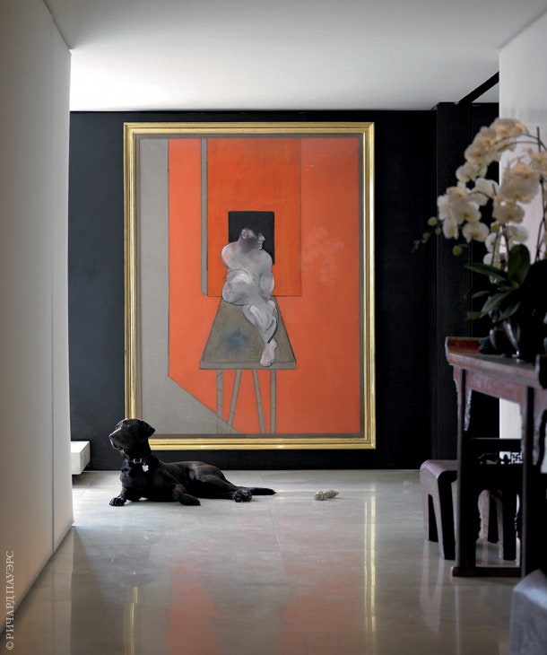 Пол во всей квартире выполнен из травертина поперечного распила. Коридор украшает картина Фрэнсиса Бэкона.