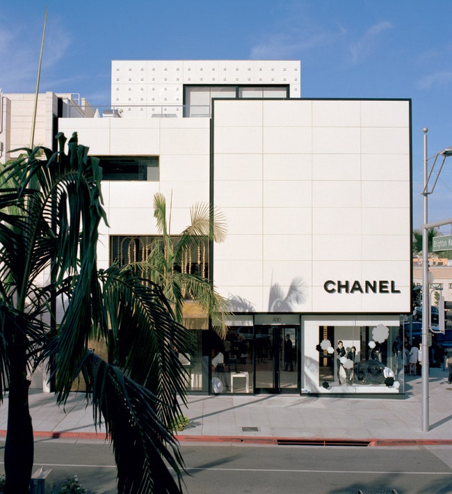 Бутик Chanel в БеверлиХиллз  построенный в форме коробки от духов Chanel № 5.