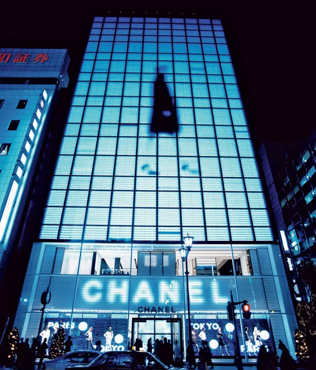 Бутик Chanel в Гинзе Токио. Марино превратил весь фасад десятиэтажного здания в гигантский экран на котором в темное...