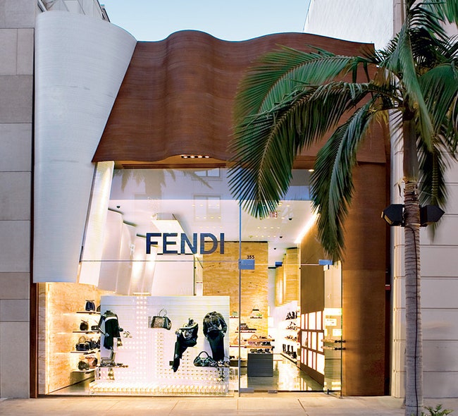 Магазин Fendi в БеверлиХиллз 2007. Деревянная волна на фасаде перекочевала сюда из флагманского бутика марки в Риме.