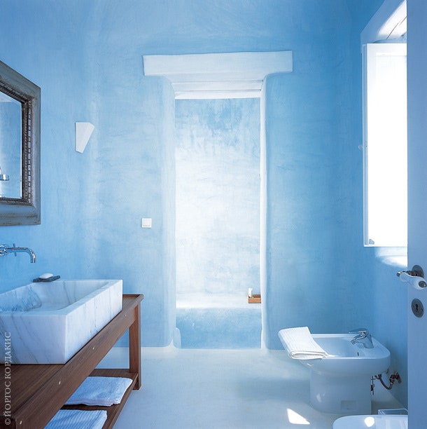 “Голубая” ванная. Стены были отшлифованы мелким песком.