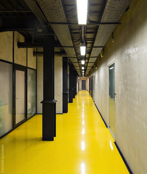 Желтый заливной пол “с чипсами” в административной части здания призван внушать сотрудникам музея и его гостям оптимизм.