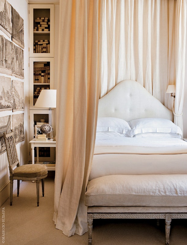 Спальня. Балдахин над кроватью выполнен из бельгийского льна. Стул — периода английской неоготики а банкетка в изножье —...