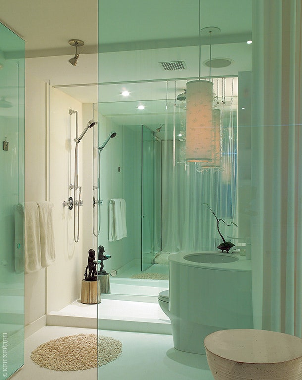 Ванная комната — стеклянная коробка стеклянные перегородки зеркальные стены. Люстра дизайнер Стивен Уайн And Bobs Your...