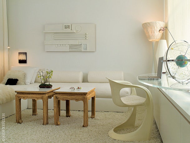 Кабинет Стивена Уайна используется и как малая гостиная. Кресло дизайнер Стен Остергард. Диваны и стол из пластика...
