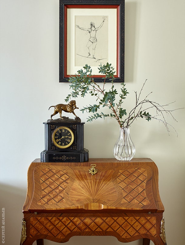 Одно из украшений гостиной — антикварное бюро из розового дерева  на котором стоят современные ему часы. На стене —...