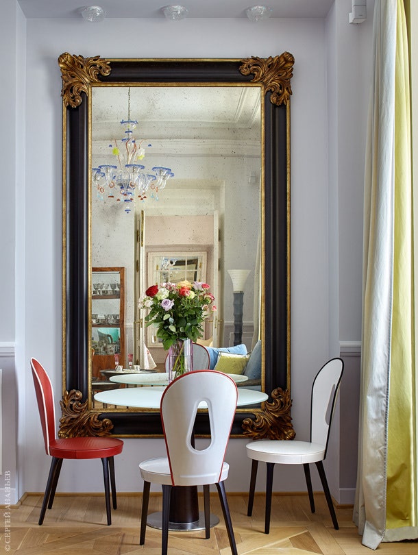 В состаренном зеркале итальянской работы отражается люстра из венецианского стекла. Вместо комплекта из штор для разных...