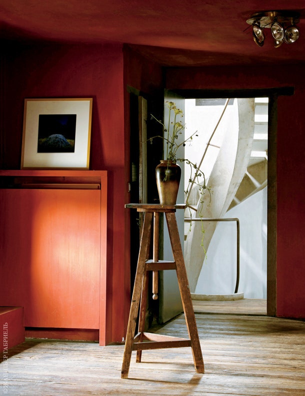 Бетонную винтовую лестницу взамен старой деревянной сделали по рисунку Акселя Вервордта. На полке — фотография Лии...