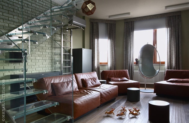 Игровая комната на первом уровне квартиры. Кожаные круглые столики и креслококон Ivano Redaelli.