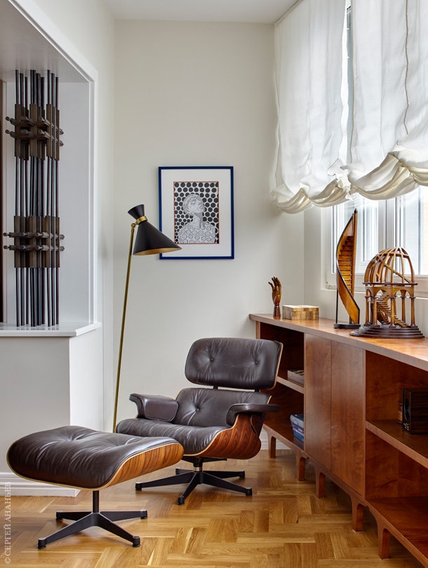В зоне для чтения на лоджии поставлено комфортное кресло Eames Lounge Chair а также торшер приобретенный в студии...