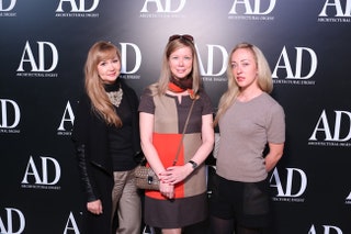 Слева дизайнер Луиза Киселева.