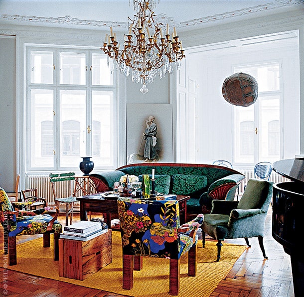 В гостиной — диван эпохи Бидермейер люстра 1850х годов.