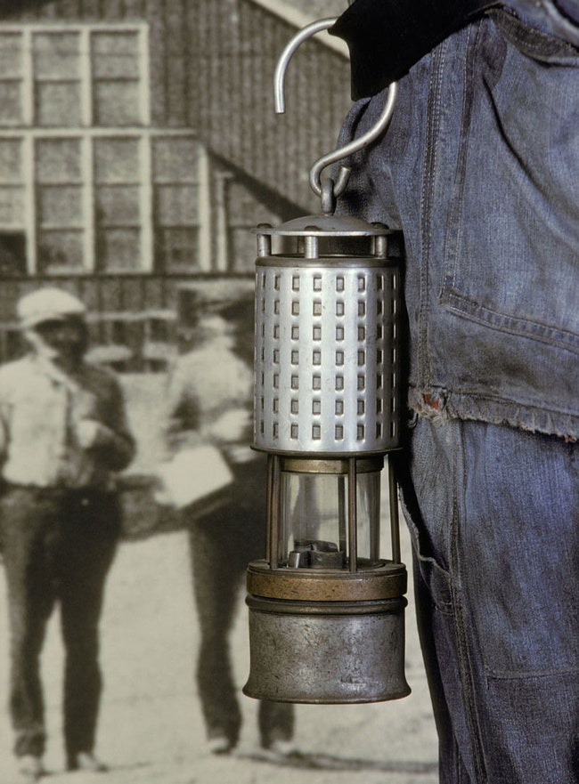 В конце XIX века немецкая фирма Friemann amp Wolf выпустила бензиновую лампу со специальным затвором который предохранял...