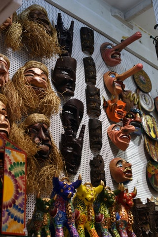 Популярные маски пьяниц которые народ надевает во время карнавала.