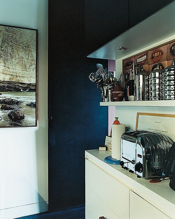 Кухня. На стене картина Элгера Эссера “Этрет”. Справа фоторабота “Губы” Наташи Лезюёр.