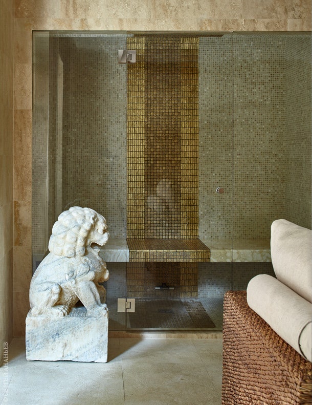 Спазона. На полу и стенах — травертин. Хаммам внутри отделан мозаикой из оникса и мозаикой Petra Antiqua. Скульптура...