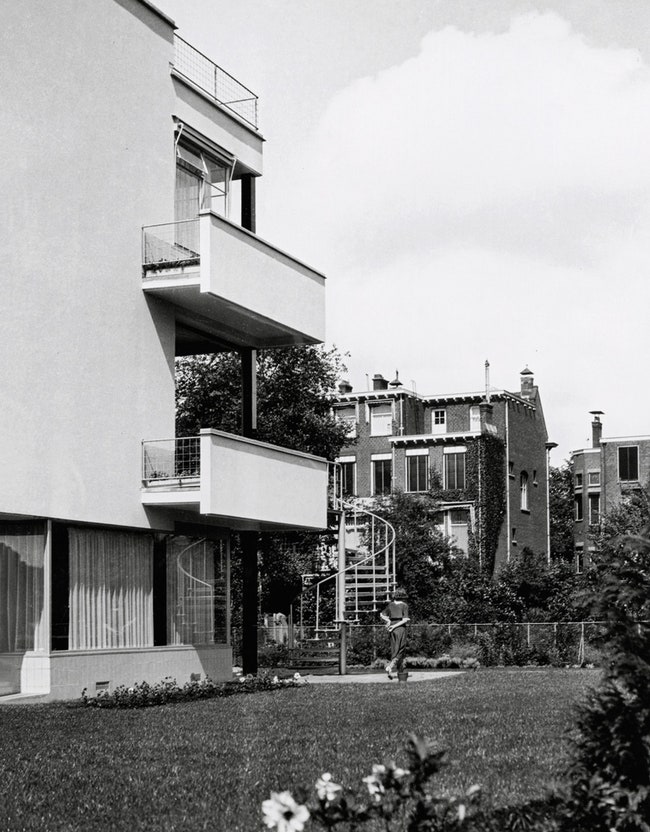 В 1933м дом Сонневельда  отличался от всех своих соседей.