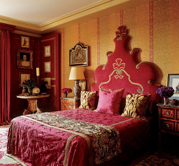 Изголовье кровати выполнено по рисунку Алидада. Стены обтянуты тканью XVIII века.