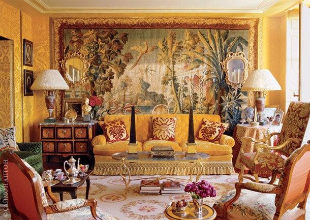 Стены в гостиной обиты тканью от Stark Fabric над диваном висит гобелен времен Людовика XV. Зеркало в позолоченной раме...