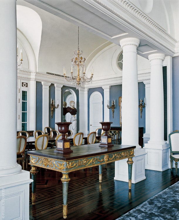 Гостиная и столовая разделены рядом колонн. Между колоннами — итальянский столик XVIII века.