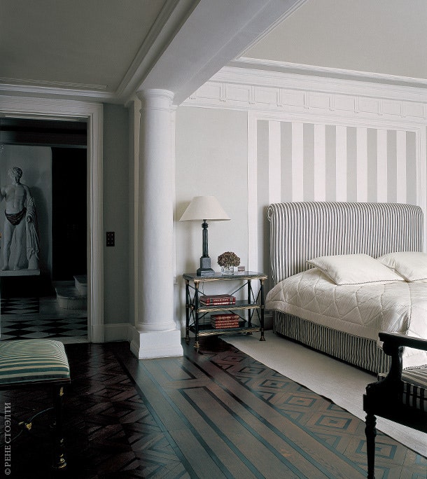 Хозяйская спальня оформлена проще чем парадные помещения квартиры но тоже выдержана в классическом стиле.