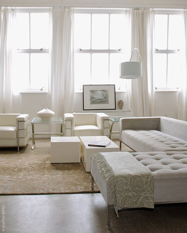 Винтажный диван был перетянут белой кожей — в пандан к креслам по дизайну Ле Корбюзье.