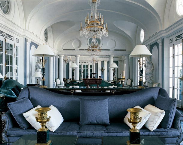 Диваны в георгианском стиле размещенные в центре гостиной сделаны по эскизам дизайнера Фредерика Мешиша.