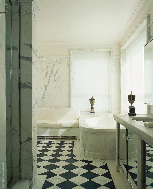 Ванные комнаты отделаны мрамором и напоминают римские купальни.