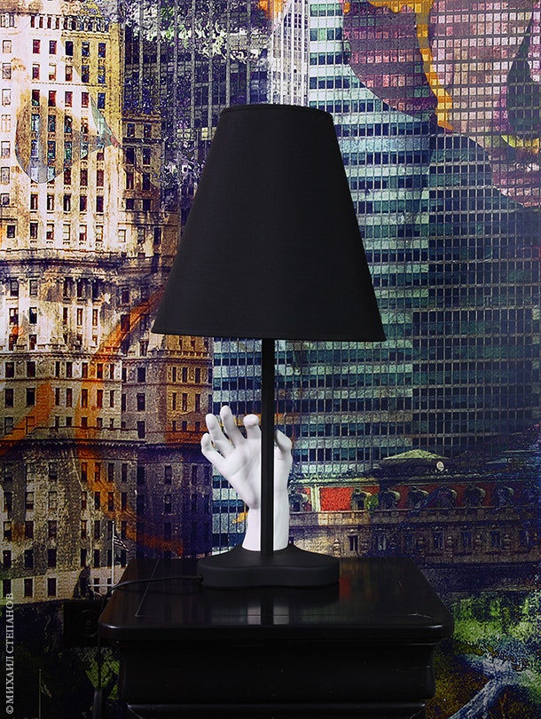 Фрагмент гостевой спальни. Настольная лампа Mano по дизайну Пьетро Кьезы FontanaArte 1932 год.