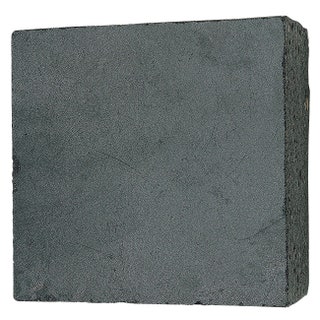 Черный окрашенный в массе бетон.