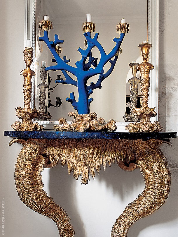 Фрагмент салона. Консоль подсвечники в виде сирен и коралла сделаны художником Ориелем Харвудом.