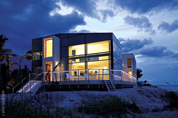 Дом построенный архитектором Скоттом Хьюзом удачно вписан в узкий и длинный участок пляжа.