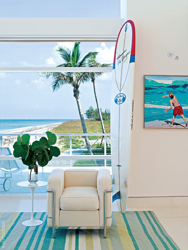 Почетное место в двусветной гостиной занимает непременный атрибут жизни на побережье Флориды — доска для серфинга она...
