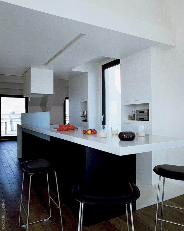Кухонный стол сделан из кориана по проекту Шона Макевоя.