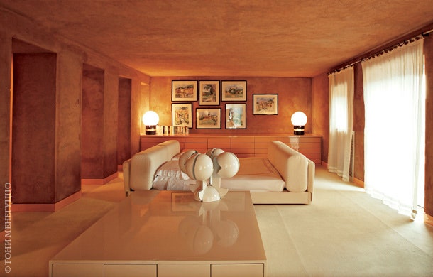 Хозяйская спальня. Кровать и белый лакированный стол сделаны по дизайну Ауленти. На стене — акварельные виды виллы.