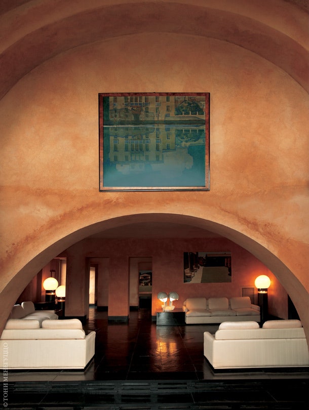 Гостиная. Диваны сделаны по эскизам Гаэ Ауленти. В углу стоит ее же дизайна напольная лампа Mezzoracolo Artemide.