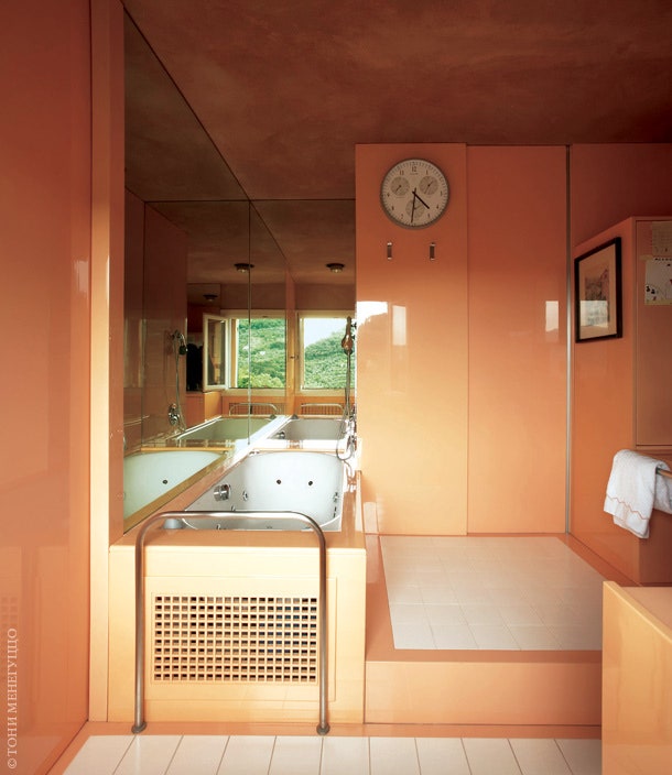 Ванная при хозяйской спальне кажется больше благодаря окну и зеркальной стене.