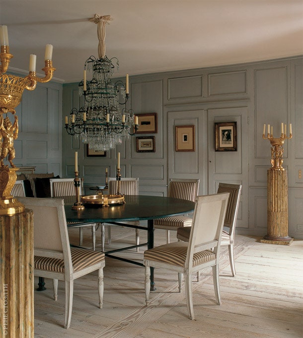 Столовая. Антикварная шведская люстра XVIII века. Обеденный стол сделан по эскизам дизайнера Фредерика Мешиша.