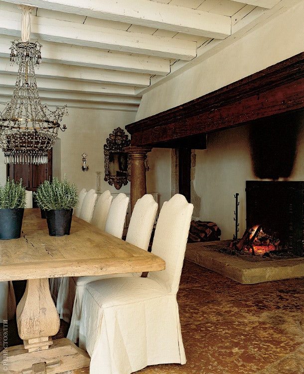 В “охотничьей” комнате стоит длинный трапезный стол XVII века.