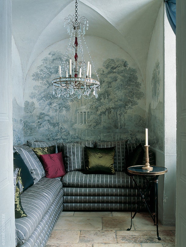 В малой гостиной стены расписаны в технике гризайль. Антикварная шведская люстра начала XIX века.