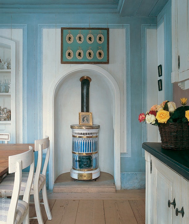 Малая столовая обставлена шведской мебелью XVIIIXIX веков. Печка в неоклассическом стиле XIX век.