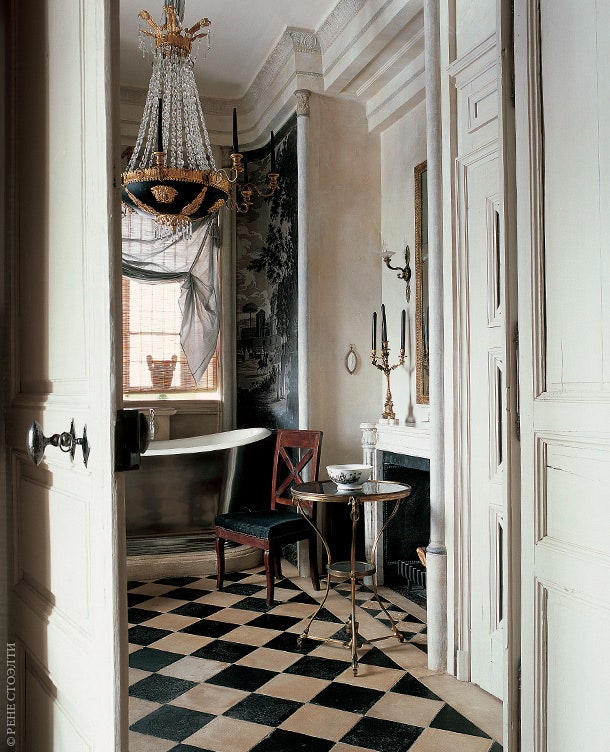 Ванная комната оформлена в стиле Директории. Стеновая панель с гравюрой начала XIX века.