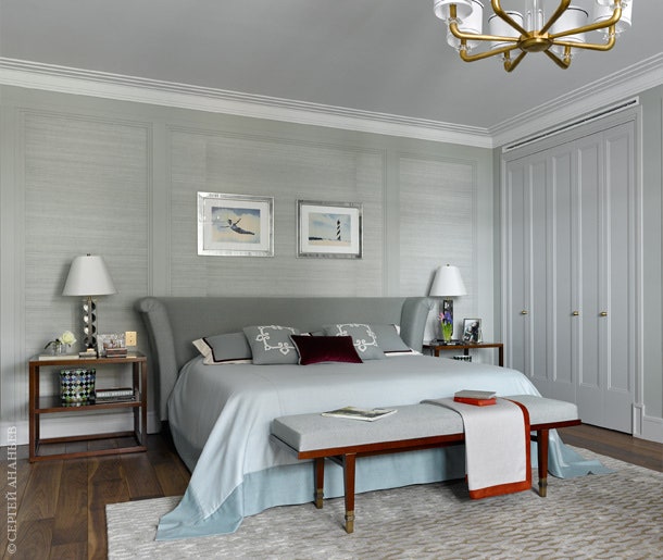 Главная спальня кровать прикроватные столики и банкетка Bolier лампы Visual Comfort amp Co.